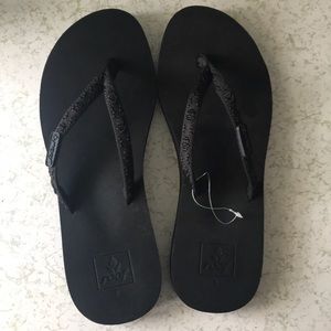 Reef women’s flip flops sz 9. Bundle and save!